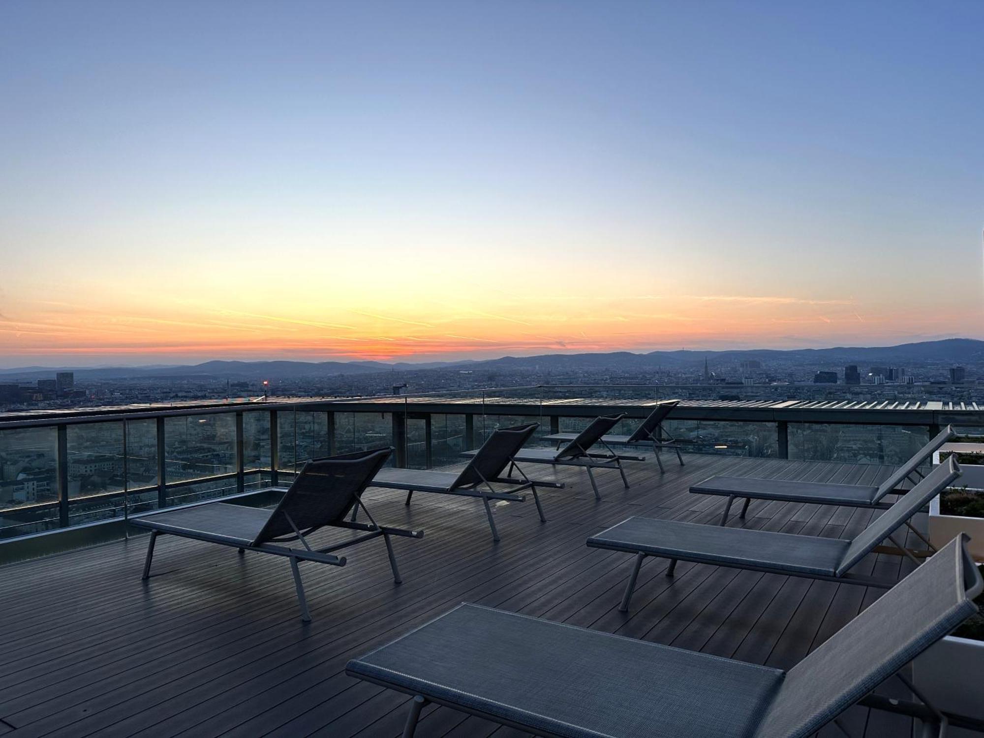 Panorama Sky Apartment I Rooftop Pool I Metro Station Vienna Esterno foto